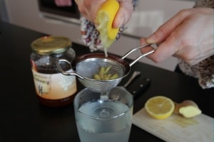 Squeezing lemon lemon honey drink