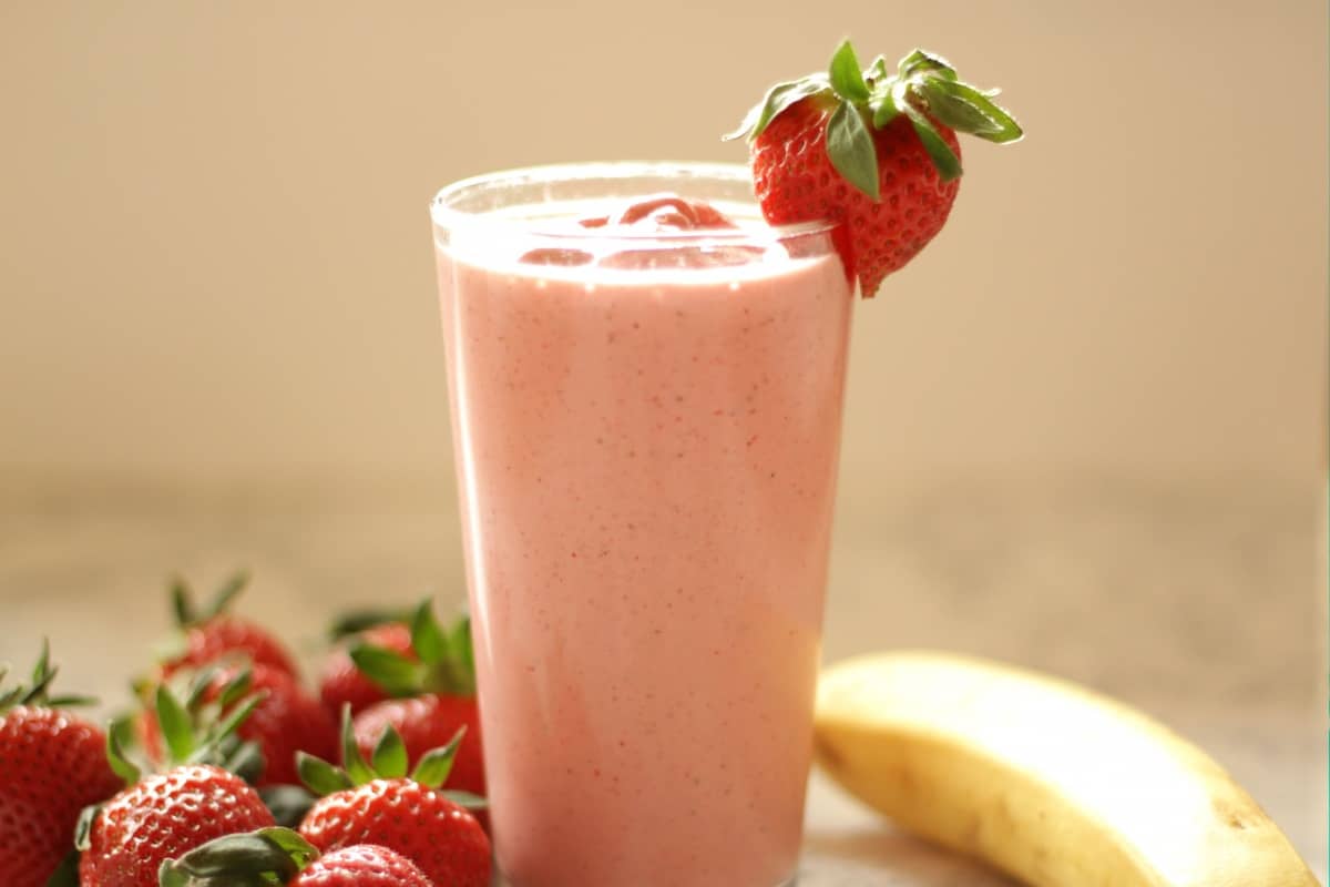 Easiest Ever Strawberry-Banana Smoothie ~ Living on Cookies