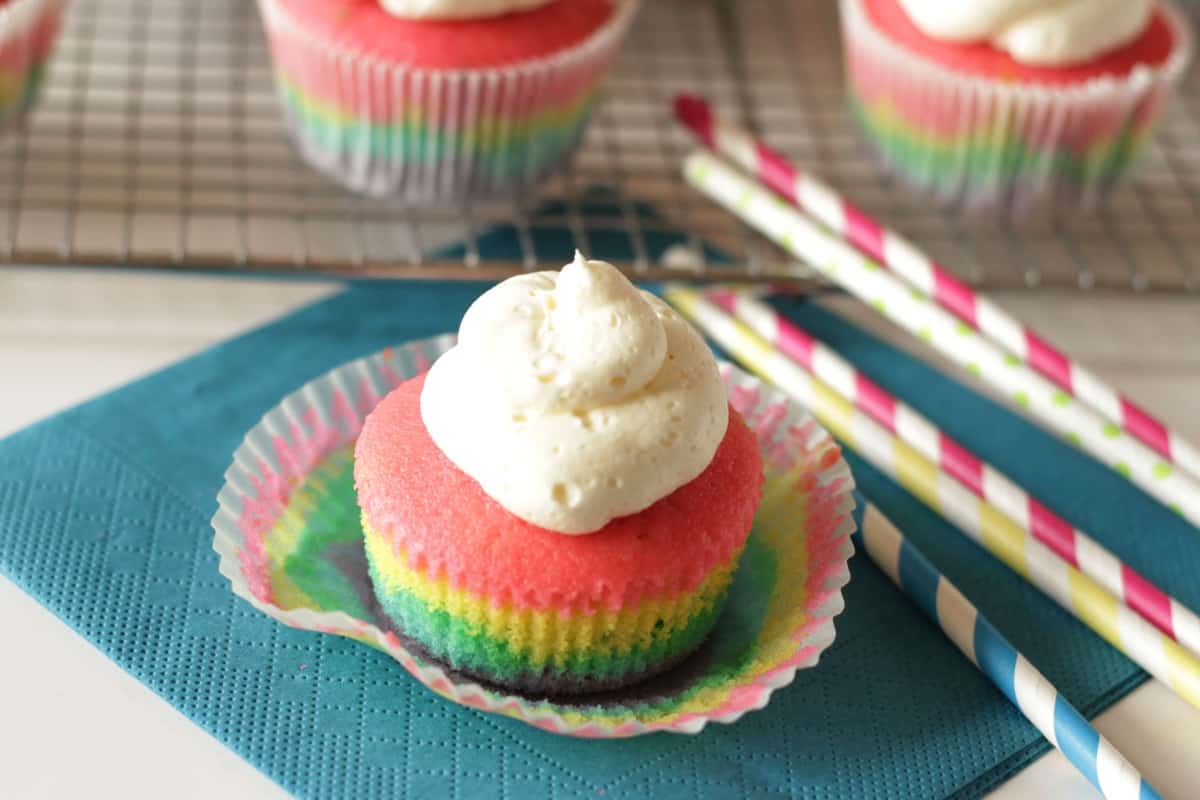 Ich erkläre dir genau wie man aus leckerem Vanillekuchen Regenbogen Cupcakes selber macht. Hier findest du Fotos mit Schritt-für-Schritt-Anleitungen. So kannst du Rainbow Cupcakes für die nächste Kindergeburtstags-Party, Regenbogen-Party, tropische Sommerparty oder für eine Einhornparty machen!