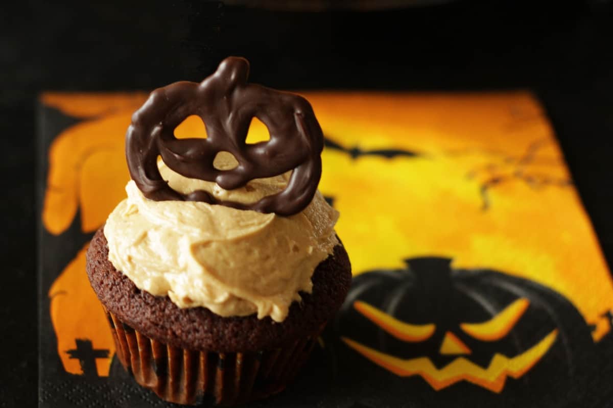 Schoko-Halloween-Cupcakes mit Peanut Butter Buttercreme ~ Living on Cookies