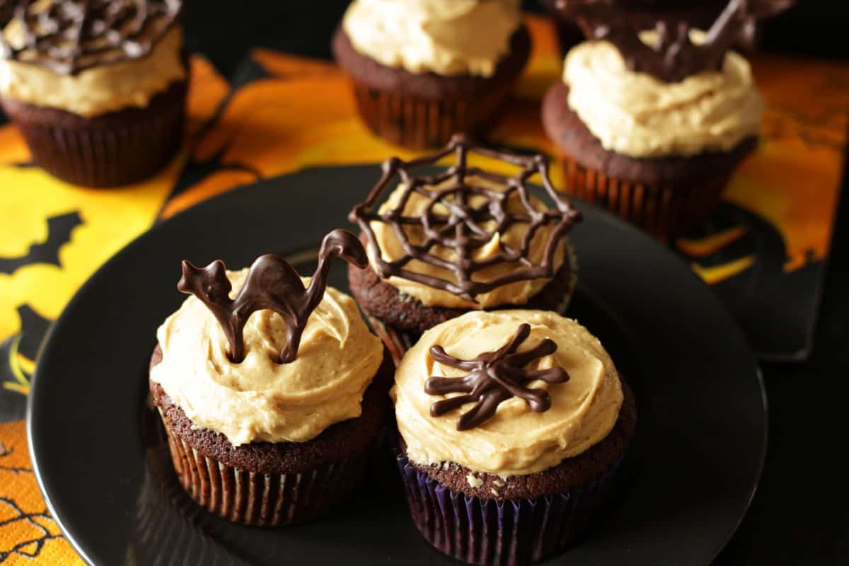 Schoko-Halloween-Cupcakes mit Peanut Butter Buttercreme ~ Living on Cookies