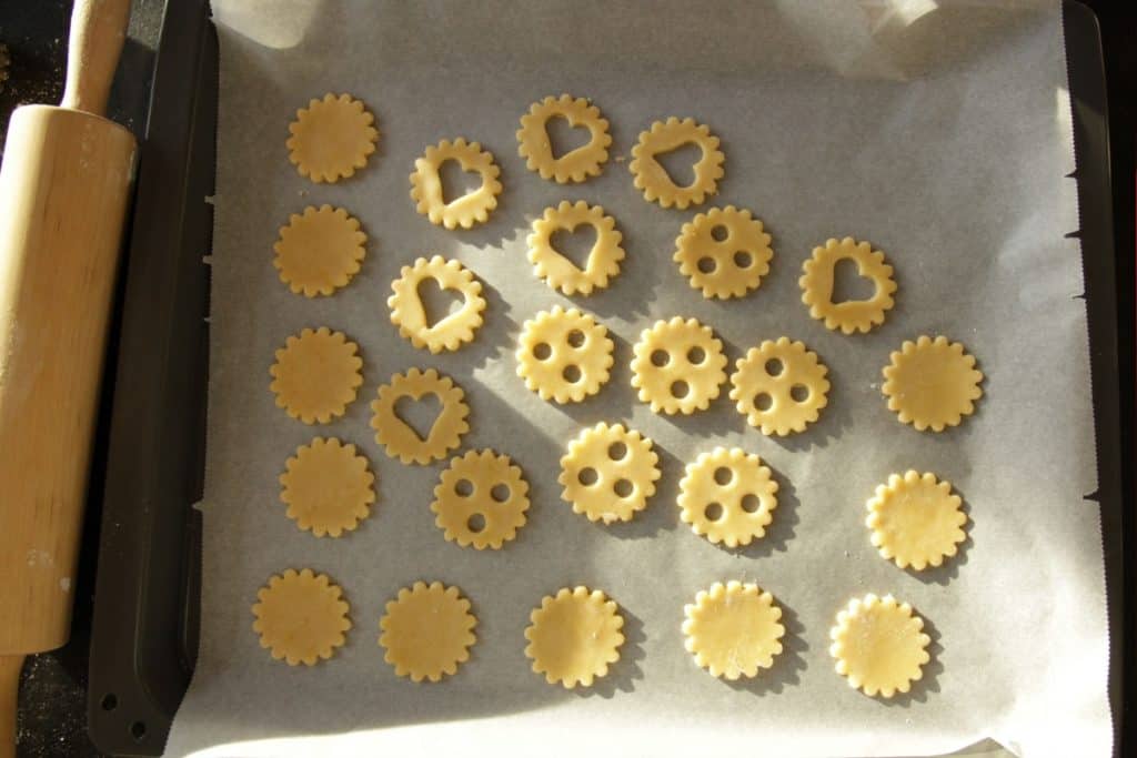 Linzeraugen & Husarenkrapferl ~ Living on Cookies