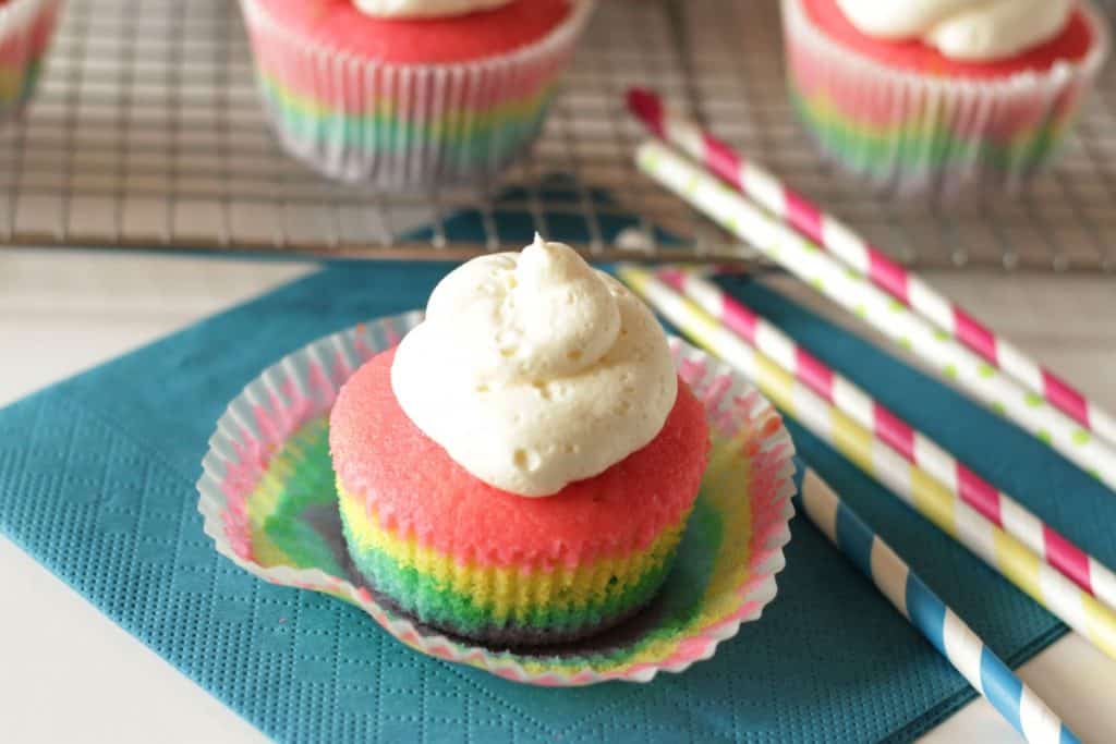 Rainbow Cupcakes (Regenbogen Cupcakes) mit fluffiger Vanille ...