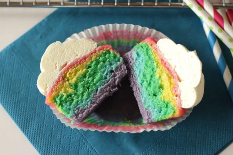 Rainbow Cupcakes (Regenbogen Cupcakes) mit fluffiger Vanille ...