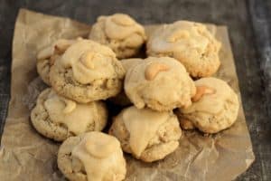 Cashew Cookies mit Glasur aus brauner Butter