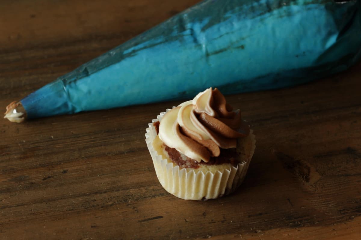 Diese Schoko-Vanille Marmorkuchen Cupcakes sehen herzig aus und sind ganz easy in der Zubereitung. Der Kuchen ist fluffig und saftig. Das marmorierte Frischkäsefrosting ist das Beste Frosting! Probiere dieses Rezept für deine nächste Feier aus!