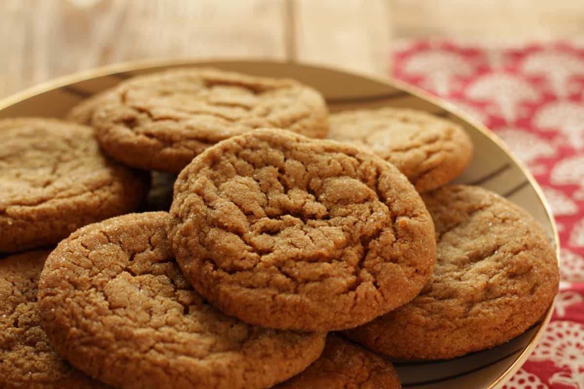 Weiche Ingwer-Melasse Cookies sind im Handumdrehen fertig und sie bleiben lang weich und saftig. Probiere das Rezept für Herbst aus! #weich #einfach #cookies #lebkuchen #herbst #weihnachten