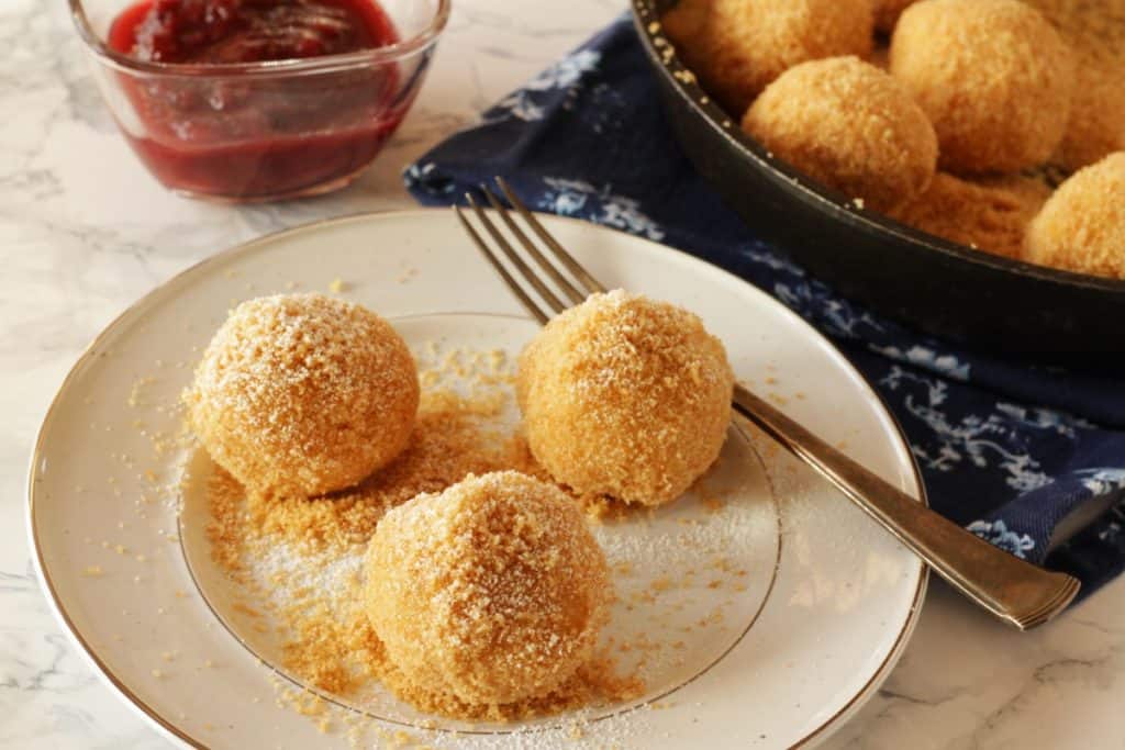 Österreichische Topfenknödel (Quarkknödel) - Living on Cookies