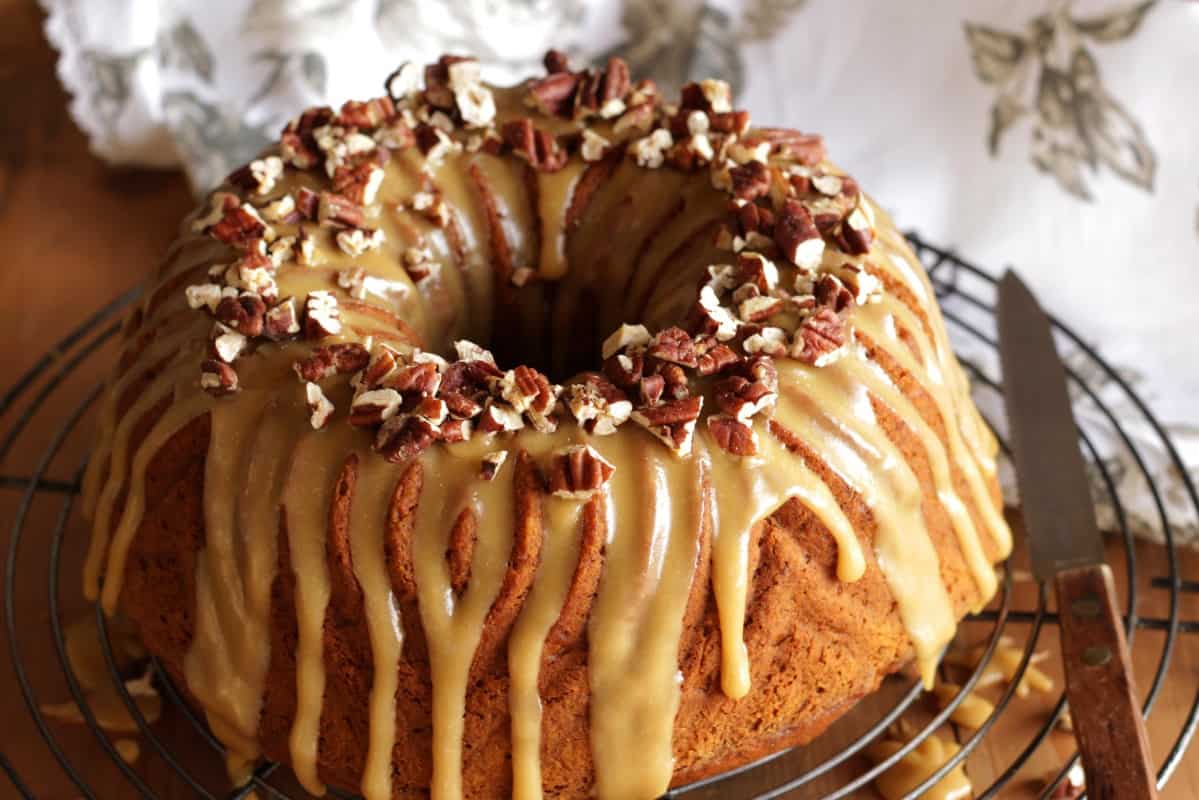 Kürbis-Gewürzkuchen mit Karamellglasur aus braunem Zucker - Living on ... Kürbis-Gewürzkuchen mit Karamellglasur aus braunem Zucker - Living on ...