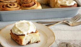 cinnamon roll on plate, tray in background