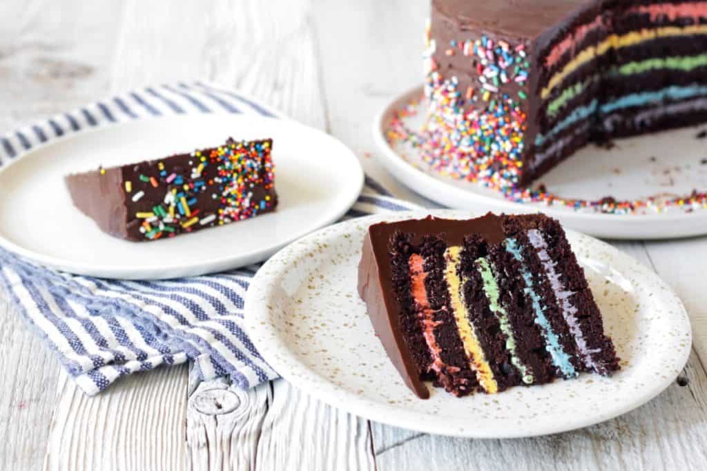 Schritt-für-Schritt Anleitung wie man eine wunderschöne Schoko-Regenbogentorte macht. Wir verwenden einfache und geling-sichere Rezepte für selbstgemachten Schokoladenkuchen, Vanillebuttercreme und Schokoladen-Ganachefrosting. Eine Geburtstagstorte für Schokoliebhaber!