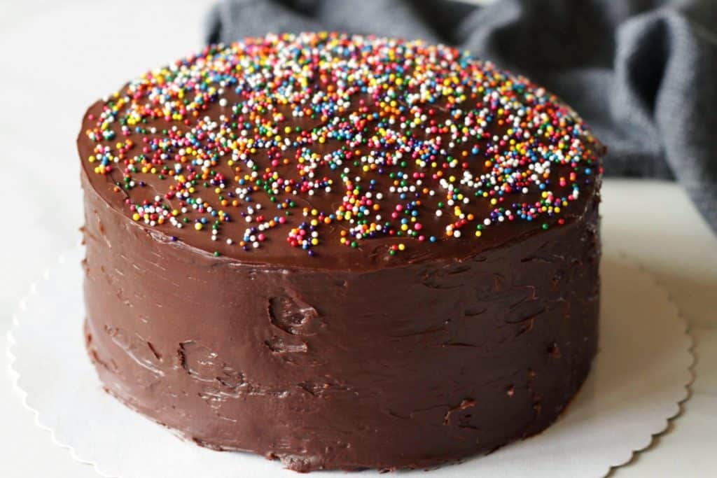 Schritt-für-Schritt Anleitung wie man eine wunderschöne Schoko-Regenbogentorte macht. Wir verwenden einfache und geling-sichere Rezepte für selbstgemachten Schokoladenkuchen, Vanillebuttercreme und Schokoladen-Ganachefrosting. Eine Geburtstagstorte für Schokoliebhaber!