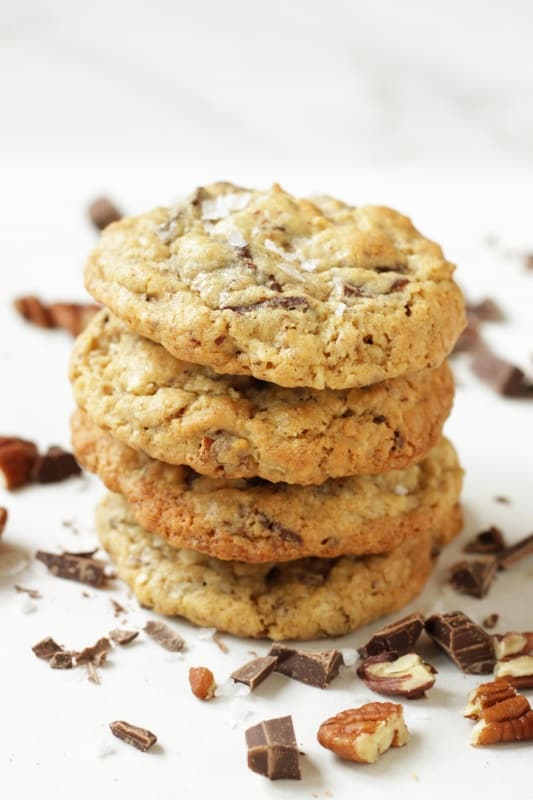 Cowboy Cookies werden aus echten Schokostückchen, Haferflocken, Kokosflocken und Pecannüssen gemacht. Sie sind saftig und „chewy”. Du wirst begeistert sein!