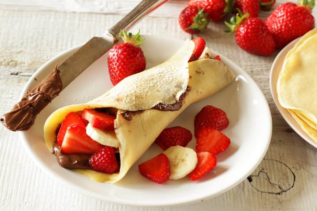 Palatschinken sind einfach und schnell zu machen und mit diesem Rezept gelingen sie immer. Gefüllt mit Nutella, Erdbeeren und Bananen sind sie einzigartig und köstlich. Man muss sie einfach probieren!
