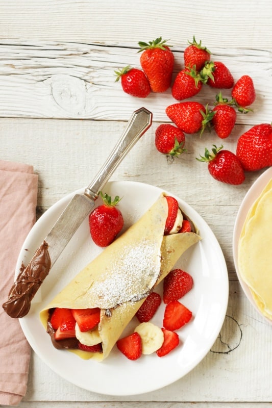 Palatschinken sind einfach und schnell zu machen und mit diesem Rezept gelingen sie immer. Gefüllt mit Nutella, Erdbeeren und Bananen sind sie einzigartig und köstlich. Man muss sie einfach probieren!