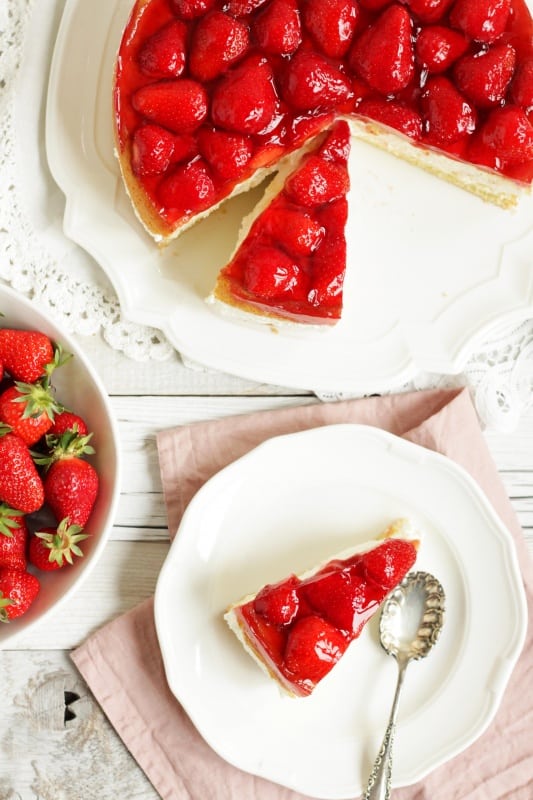 Diese hübsche Torte besteht aus einem flaumigen Biskuit, einer himmlischen Topfencreme und glasierten frischen Erdbeeren. Topfentorte mit Erdbeeren ist eine klassisch-österreichische Torte. Diese Rezept musst du ausprobieren!