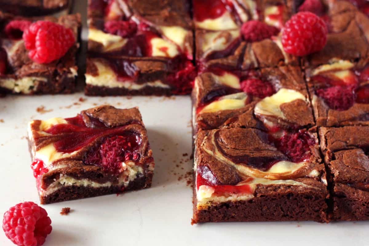 Himbeer-Cheesecake Brownies - Living on Cookies