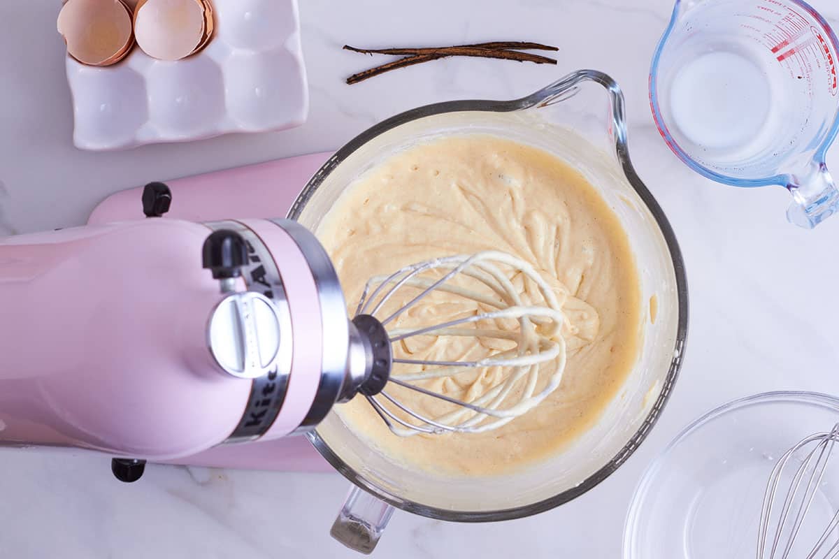 von oben: rosa Kitchen Aid mit Glasschüssel gefüllt mit gerührten, cremigen Teig